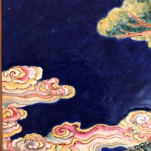 Une plaque en émaux de Canton à décor d'un lion bouddhiste dans un paysage, Qianlong — photo 5
