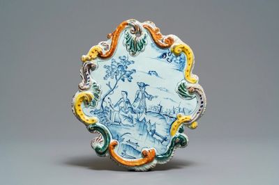 Une plaque en faïence de Delft à bordure en technique mixte, 18ème