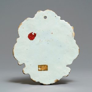 Une plaque en faïence de Delft à bordure en technique mixte, 18ème — photo 2