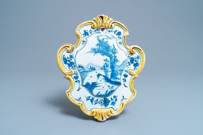 Une plaque en faïence de Delft à décor d'un joueur de flûte, 18ème