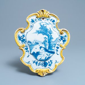 Une plaque en faïence de Delft à décor d'un joueur de flûte, 18ème — photo 1