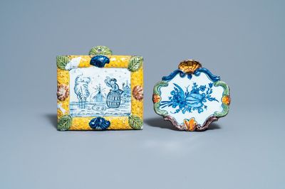 Une plaque en faïence de Delft à décor d'un tonnelier et une à décor d'un tulipe, 18ème