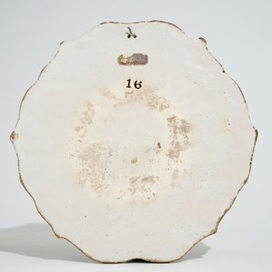 Une plaque en faïence de Delft à décor naturaliste de style chinois, début du 18ème — photo 2