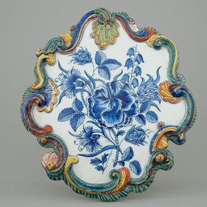 Une plaque en faïence de Delft au bouquet fleuri, 18ème — photo 1