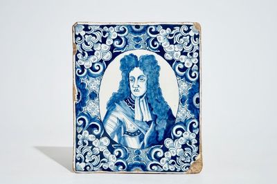 Une plaque en faïence de Delft au portrait du Roi Guillaume III d'Orange-Nassau, vers 1690