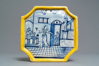 Une plaque en faïence de Delft bleu et blanc à bordure en jaune, 18ème