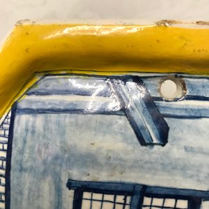Une plaque en faïence de Delft bleu et blanc à bordure en jaune, 18ème — photo 11