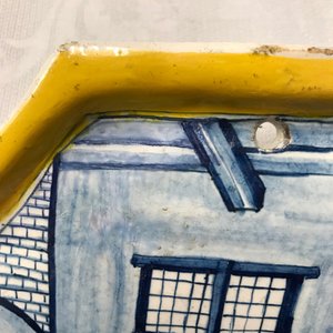 Une plaque en faïence de Delft bleu et blanc à bordure en jaune, 18ème — photo 12