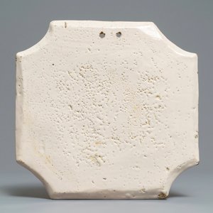 Une plaque en faïence de Delft bleu et blanc à bordure en jaune, 18ème — photo 2