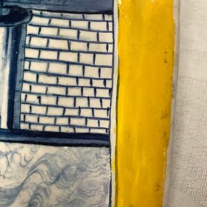 Une plaque en faïence de Delft bleu et blanc à bordure en jaune, 18ème — photo 4