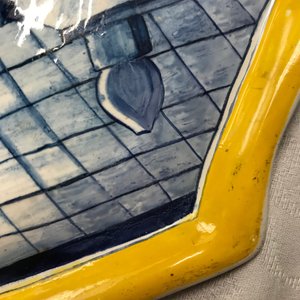 Une plaque en faïence de Delft bleu et blanc à bordure en jaune, 18ème — photo 8