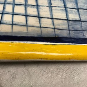 Une plaque en faïence de Delft bleu et blanc à bordure en jaune, 18ème — photo 10