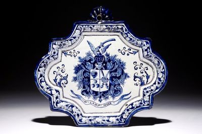 Une plaque en faïence de Delft bleu et blanc à décor armorié et inscrit "W. Lansheer", 1ère moitié du 18ème