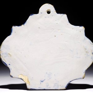 Une plaque en faïence de Delft bleu et blanc à décor armorié et inscrit "W. Lansheer", 1ère moitié du 18ème — photo 2