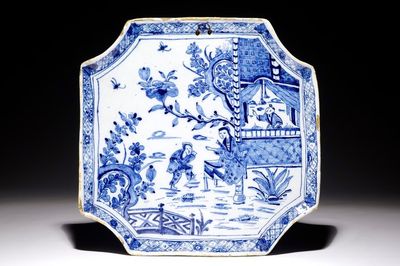 Une plaque en faïence de Delft bleu et blanc à décor chinoiserie, 18ème
