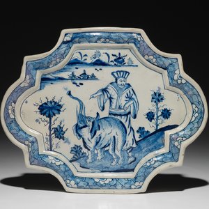 Une plaque en faïence de Delft bleu et blanc à décor chinoiserie avec un éléphant, 18ème — photo 1