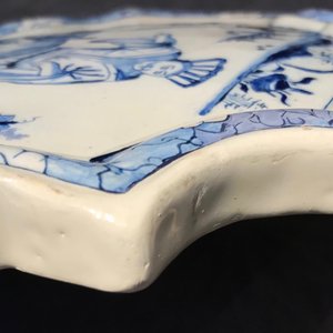Une plaque en faïence de Delft bleu et blanc à décor chinoiserie avec un éléphant, 18ème — photo 4