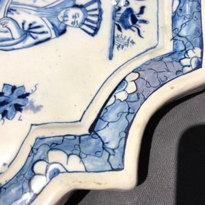 Une plaque en faïence de Delft bleu et blanc à décor chinoiserie avec un éléphant, 18ème — photo 5