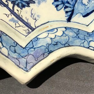 Une plaque en faïence de Delft bleu et blanc à décor chinoiserie avec un éléphant, 18ème — photo 9