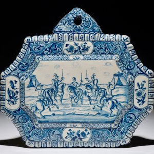 Une plaque en faïence de Delft bleu et blanc à décor de cavaliers, 18ème — photo 1