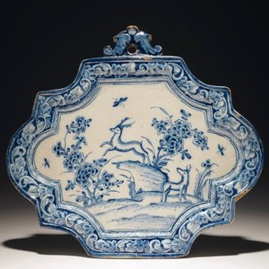 Une plaque en faïence de Delft bleu et blanc à décor de cerfs, 18ème — photo 1
