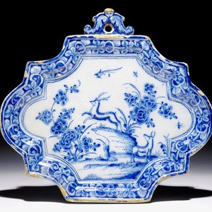 Une plaque en faïence de Delft bleu et blanc à décor de cerfs dans un paysage, 18ème — photo 1