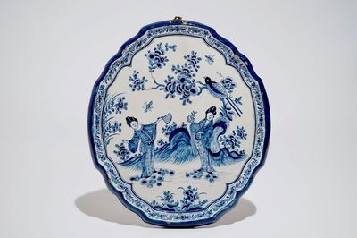 Une plaque en faïence de Delft bleu et blanc à décor de chinoiserie, 18ème