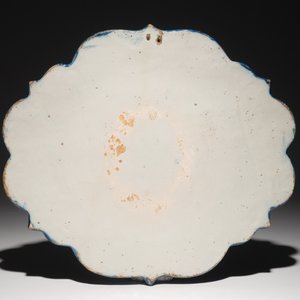 Une plaque en faïence de Delft bleu et blanc à décor de chinoiserie, 1ère moitié du 18ème — photo 2