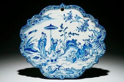 Une plaque en faïence de Delft bleu et blanc à décor de chinoiserie, 1ère moitié du 18ème