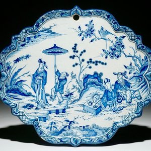 Une plaque en faïence de Delft bleu et blanc à décor de chinoiserie, 1ère moitié du 18ème — photo 1