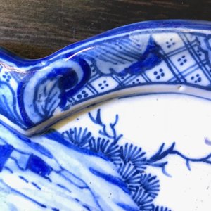 Une plaque en faïence de Delft bleu et blanc à décor de chinoiserie, 1ère moitié du 18ème — photo 3