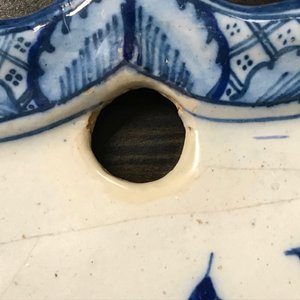 Une plaque en faïence de Delft bleu et blanc à décor de chinoiserie, 1ère moitié du 18ème — photo 4