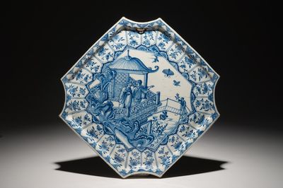 Une plaque en faïence de Delft bleu et blanc à décor de chinoiserie, datée 1723