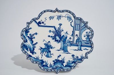 Une plaque en faïence de Delft bleu et blanc à décor de chinoiserie, début du 18ème