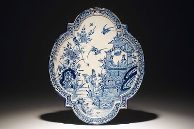 Une plaque en faïence de Delft bleu et blanc à décor de figures auprès d'une pagode, 18ème
