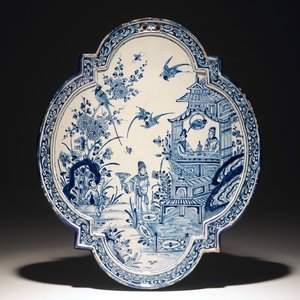 Une plaque en faïence de Delft bleu et blanc à décor de figures auprès d'une pagode, 18ème — photo 1