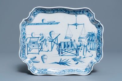 Une plaque en faïence de Delft bleu et blanc à décor de la production de tabac, 18ème
