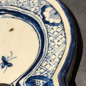 Une plaque en faïence de Delft bleu et blanc à décor d'oiseaux parmi fleurs, 18ème — photo 6