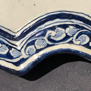 Une plaque en faïence de Delft bleu et blanc à décor d'oiseaux parmi fleurs, 18ème — photo 9