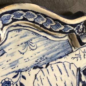 Une plaque en faïence de Delft bleu et blanc à décor d'une femme dans un paysage, 18ème — photo 12
