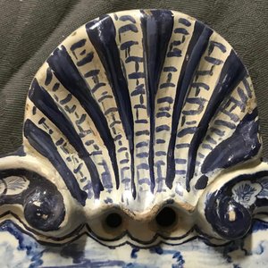 Une plaque en faïence de Delft bleu et blanc à décor d'une femme dans un paysage, 18ème — photo 3