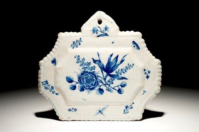 Une plaque en faïence de Delft bleu et blanc à décor floral, 18ème