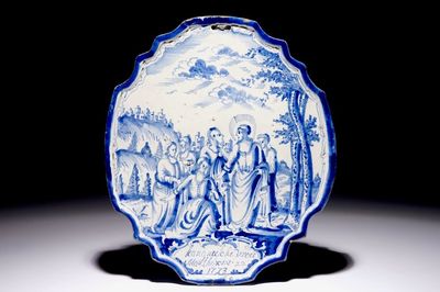 Une plaque en faïence de Delft bleu et blanc à décor religieux, 18ème
