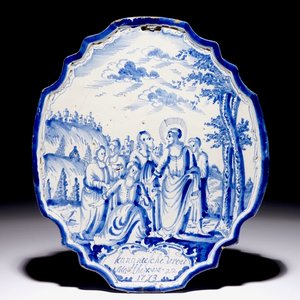 Une plaque en faïence de Delft bleu et blanc à décor religieux, 18ème — photo 1