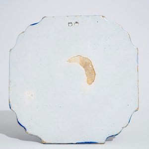 Une plaque en faïence de Delft bleu et blanc à décor religieux, 18ème — photo 2