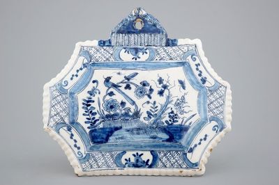 Une plaque en faïence de Delft bleu et blanc au décor de chinoiserie naturaliste, 18ème