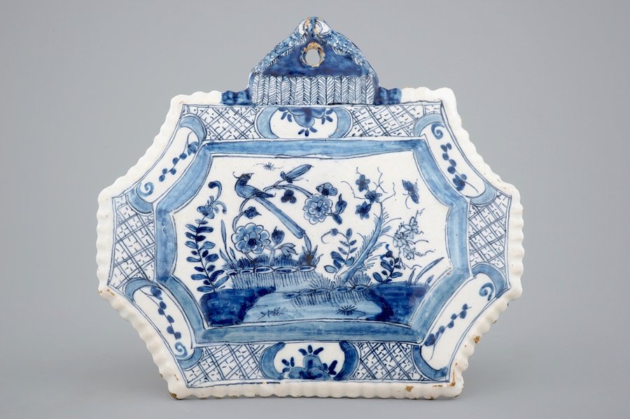 Une plaque en faïence de Delft bleu et blanc au décor de chinoiserie naturaliste, 18ème — photo 1