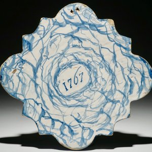 Une plaque en faïence de Delft bleu et blanc au sujet religieux "Le Baptême de Christ", Amsterdam, daté 1767 — photo 2