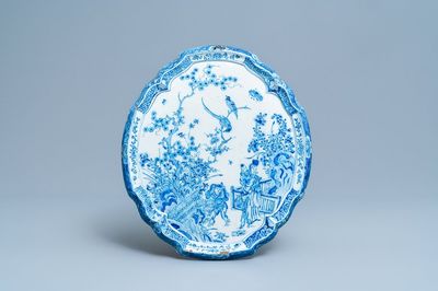 Une plaque en faïence de Delft en bleu et blanc à décor de chinoiserie, 18ème