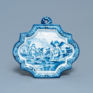 Une plaque en faïence de Delft en bleu et blanc à décor de Vénus visitée par deux puttis, 18ème — photo 1